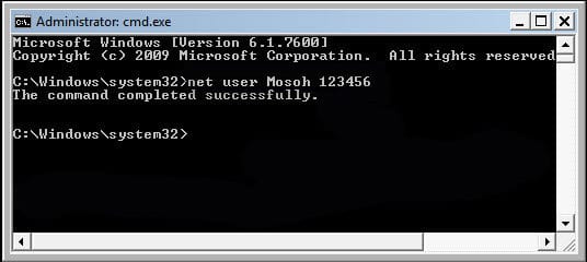 O comando completado com sucesso para redefinir a senha padrão de administração do Windows 7