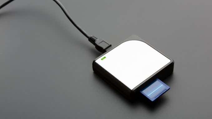 Um leitor de cartão SD USB 